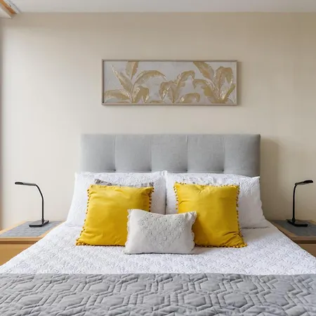 Stratford Skyview Apartment